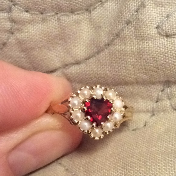 Grader Jewelers Jewelry - 💍GARNET + PEARL💍14K Heart Ring, SZ 6